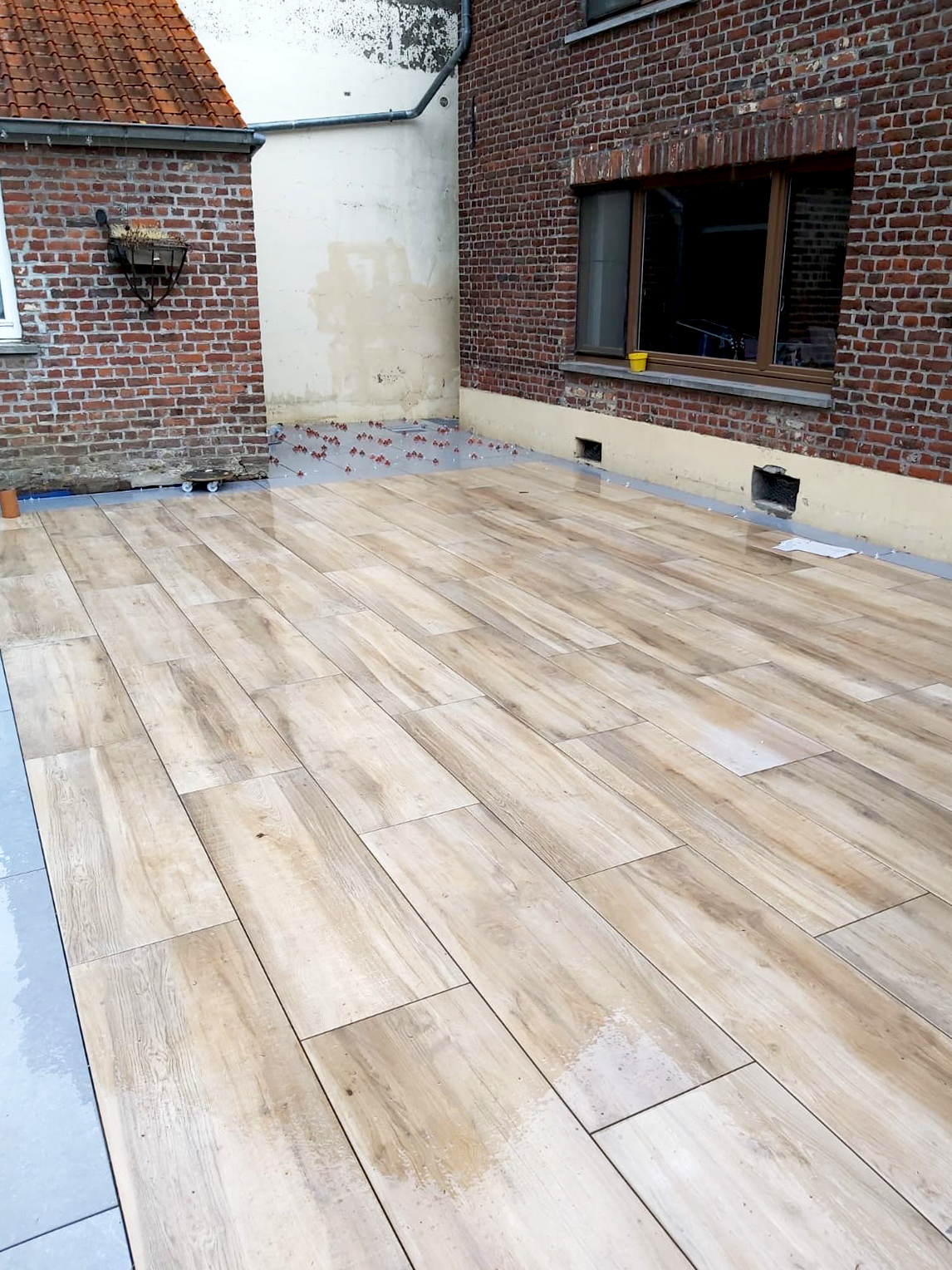 Terrasse, pierre bleue et carrelage